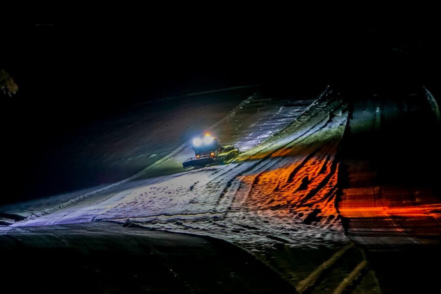 Alpirsbach (Reinerzau) - Pistenbulli bei der Arbeit am Reinerzauer Skihang