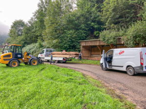 verschiedene Fahrzeuge werden während des Arbeitseinsatzes in Apirsbach Reinerzau mit Holz beladen