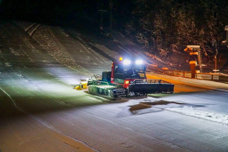 Alpirsbach (Reinerzau) - Pistenbulli bei der Arbeit am Reinerzauer Skihang