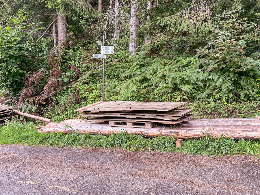 verschiedene Holzteile liegen in der Nähe des Riesplatzes in Reinerzau